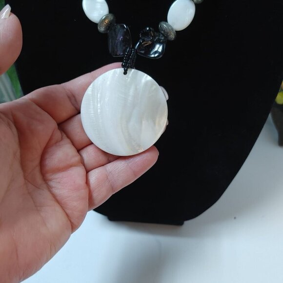 2/$30 Black & White Necklace w/ Round Mother Of Pearl Pendant 17.5in - Picture 3 of 7